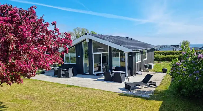 Gemütliches Sommerhaus am Wasser