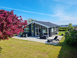 Hyggeligt sommerhus nær vandet
