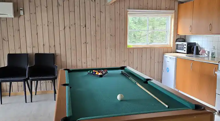 Großes Poolhaus mit Platz zum Entspannen