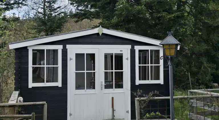 Großes Poolhaus mit Platz zum Entspannen