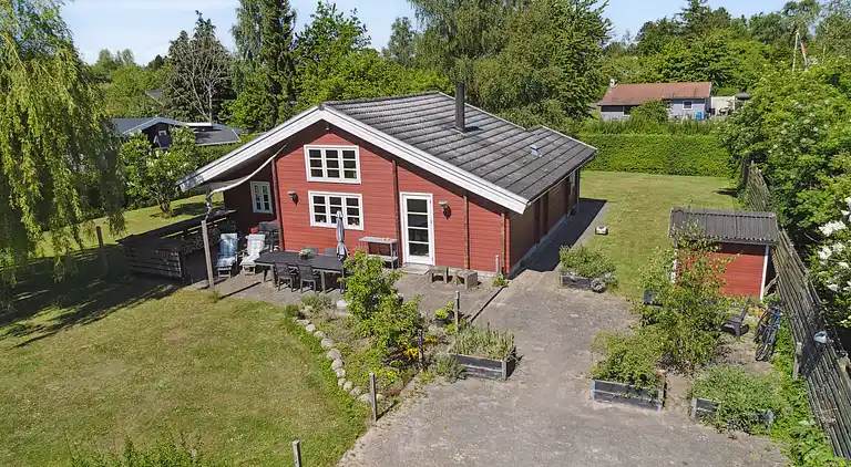 Hyggeligt feriehus tæt på fjord og badebro