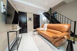 Geräumige 4BR 2BA Maisonette-Wohnung mit privater Terrasse