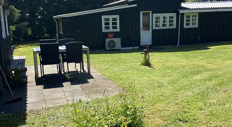 Et lille charmerende “rigtigt” sommerhus på Orø