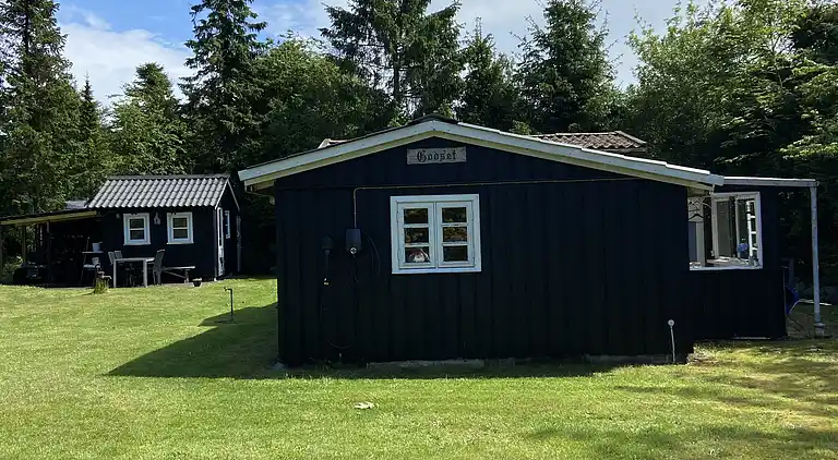 Et lille charmerende “rigtigt” sommerhus på Orø