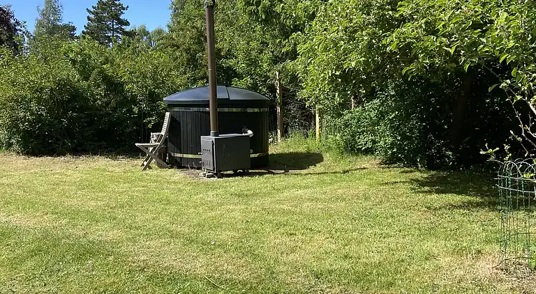 Et lille charmerende “rigtigt” sommerhus på Orø