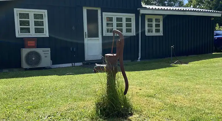Et lille charmerende “rigtigt” sommerhus på Orø