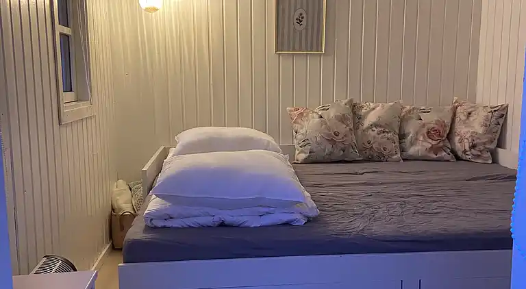 Et lille charmerende “rigtigt” sommerhus på Orø