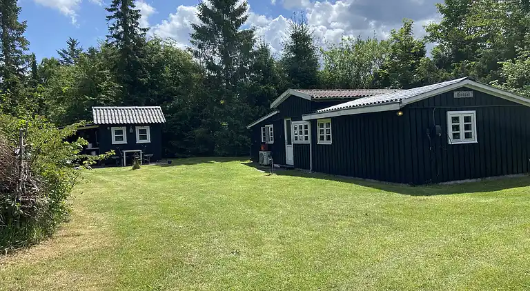 Et lille charmerende “rigtigt” sommerhus på Orø