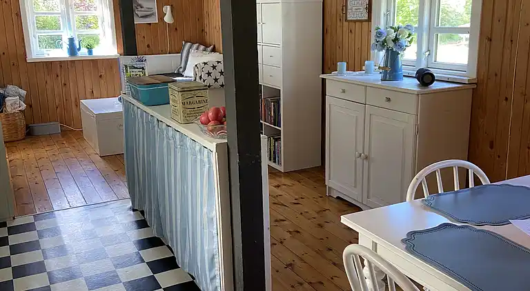 Et lille charmerende “rigtigt” sommerhus på Orø