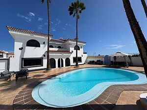 Grande villa avec immense piscine privée et salle de sport