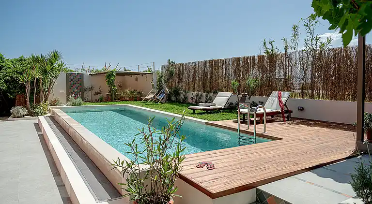 "The House By The Sea" beachfront villa with pool up 9 pers.