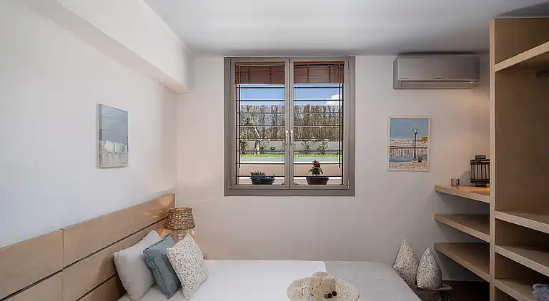 "The House By The Sea" beachfront villa with pool up 9 pers.