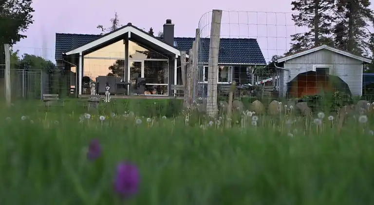 Sommerhus m fjordudsigt og stor indhegnet have