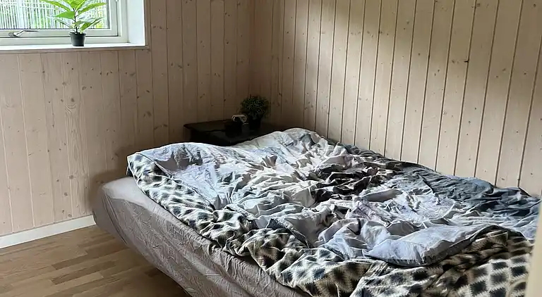 Sommerhus m fjordudsigt og stor indhegnet have