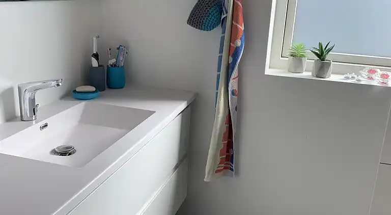 Sommerhus m fjordudsigt og stor indhegnet have