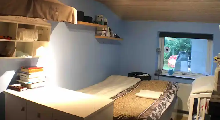 Rummeligt hus tæt af volden og bus til københavn