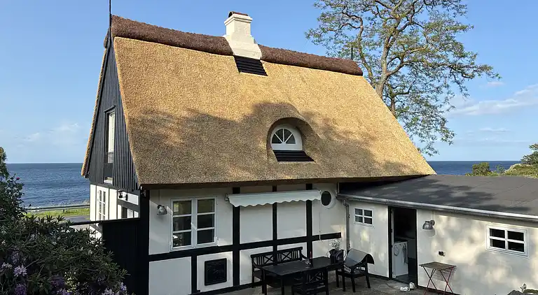 Nyt stråtag - smuk udsigt til hav og  klipper