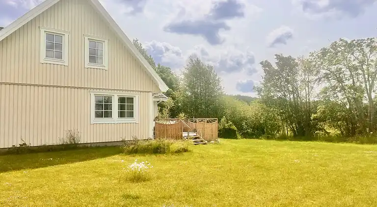 Stor villa i naturskønne omgivelser tæt på strand