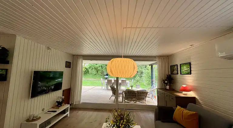 Nyrenoveret sommerhus ved Kvie sø