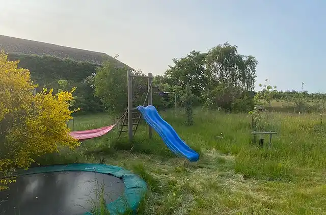 Ferie på eventyrlig naturgrund for børnefamilien