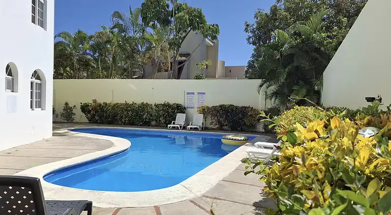 Strandapartment mit 2 Schlafzimmern und Pool – Costambar