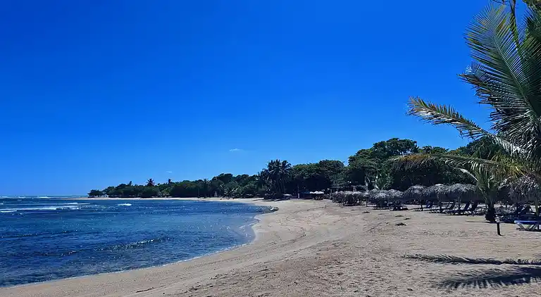 Strandapartment mit 2 Schlafzimmern und Pool – Costambar
