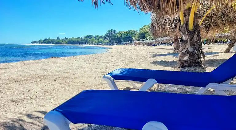 Strandapartment mit 2 Schlafzimmern und Pool – Costambar