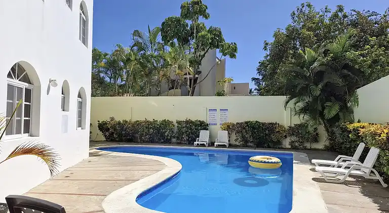 Strandapartment mit 2 Schlafzimmern und Pool – Costambar