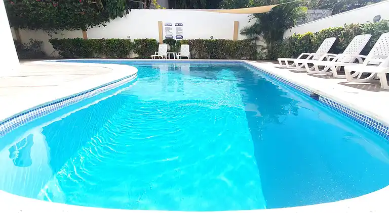 Strandapartment mit 2 Schlafzimmern und Pool – Costambar