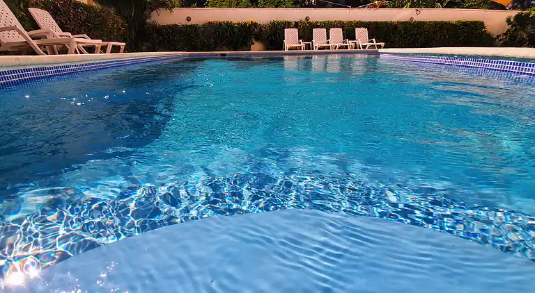 Strandapartment mit 2 Schlafzimmern und Pool – Costambar