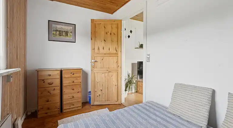 Mysigt landhus nära strand och sjö