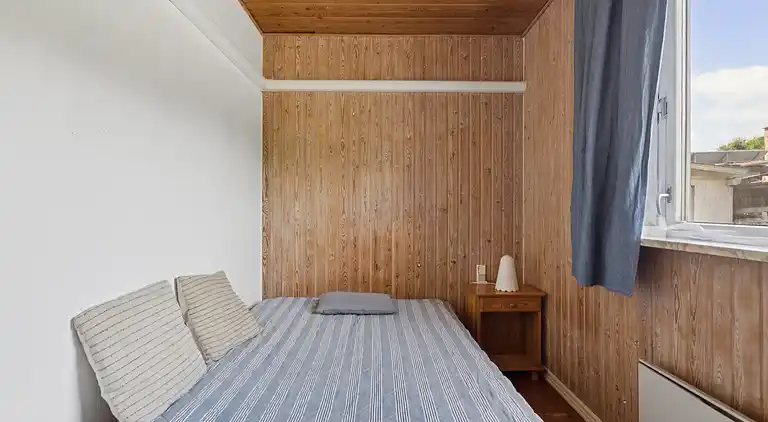 Mysigt landhus nära strand och sjö