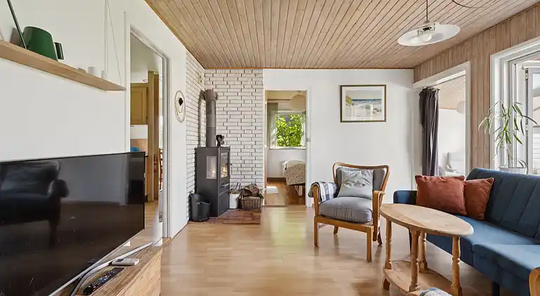 Mysigt landhus nära strand och sjö