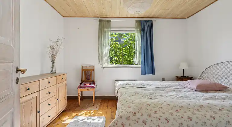 Mysigt landhus nära strand och sjö