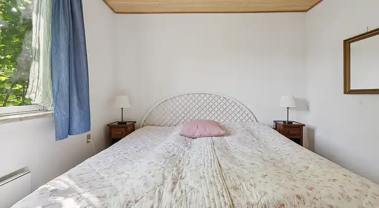 Mysigt landhus nära strand och sjö