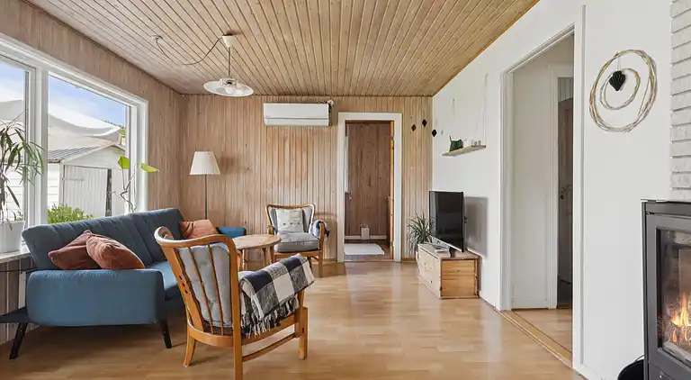 Mysigt landhus nära strand och sjö