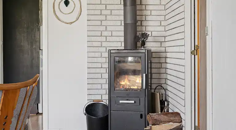 Mysigt landhus nära strand och sjö