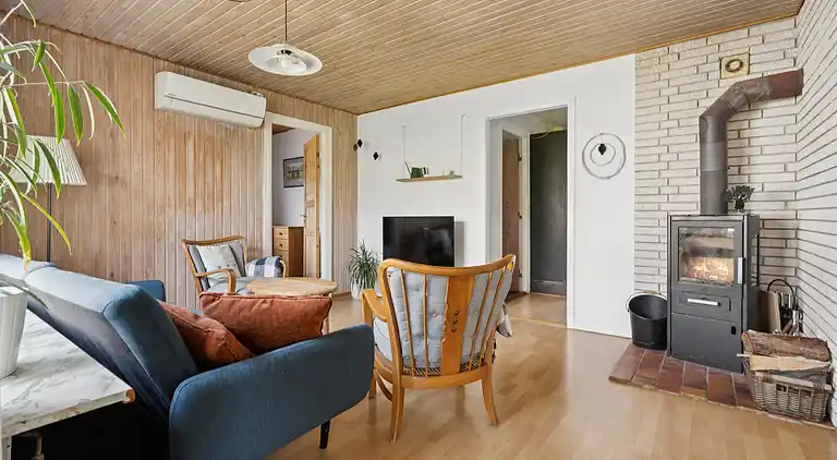 Mysigt landhus nära strand och sjö