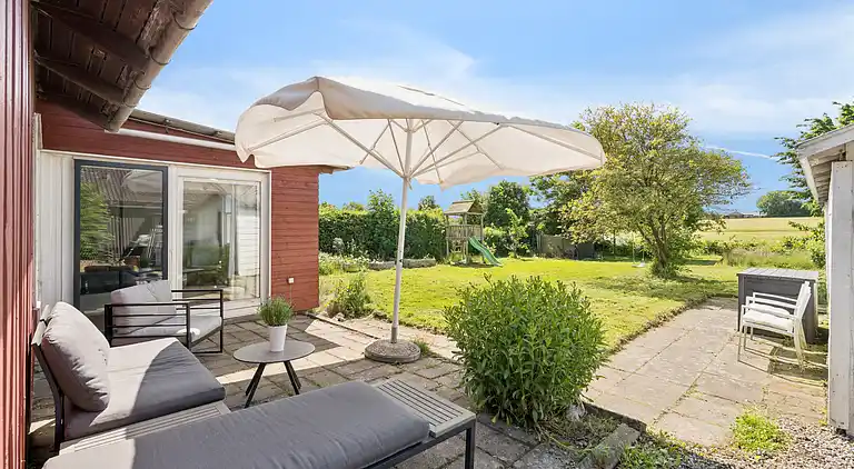 Mysigt landhus nära strand och sjö