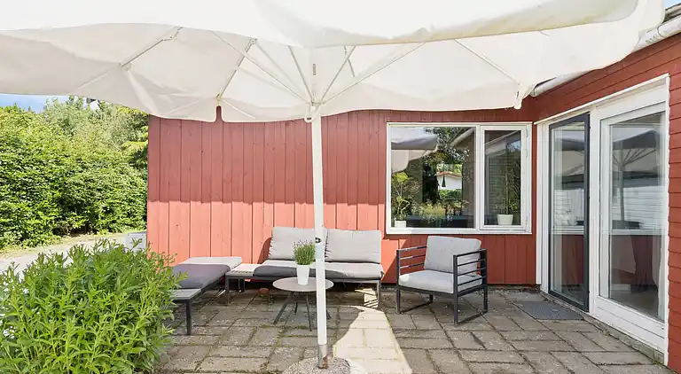 Mysigt landhus nära strand och sjö