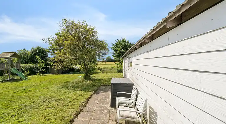 Mysigt landhus nära strand och sjö