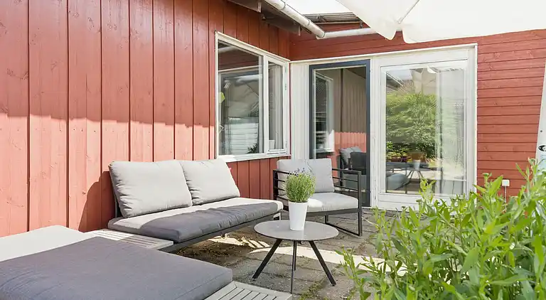 Mysigt landhus nära strand och sjö