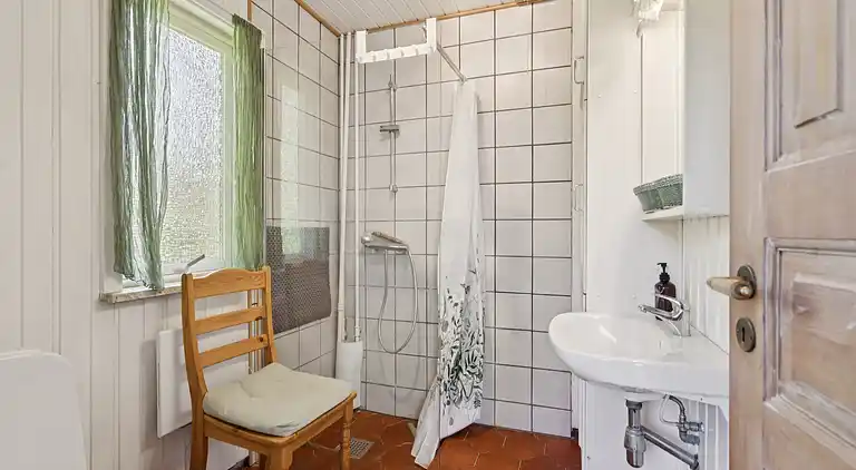 Mysigt landhus nära strand och sjö