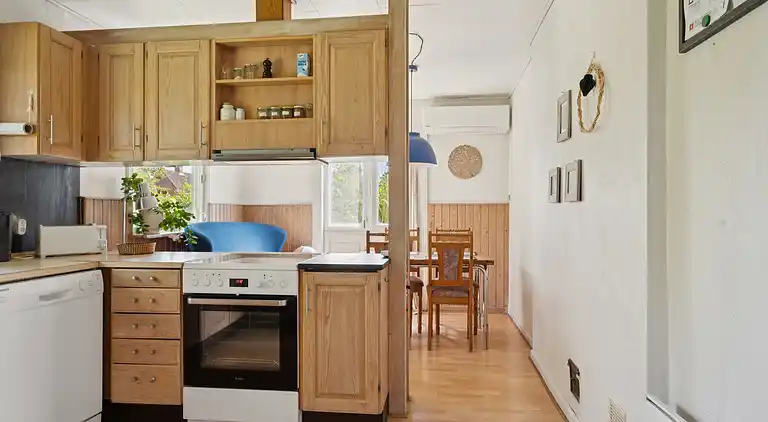 Mysigt landhus nära strand och sjö