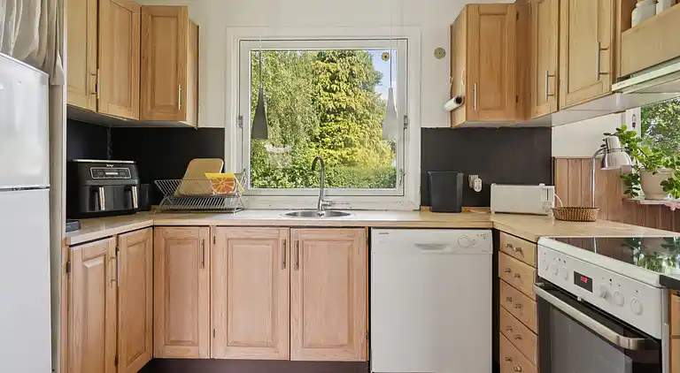 Mysigt landhus nära strand och sjö