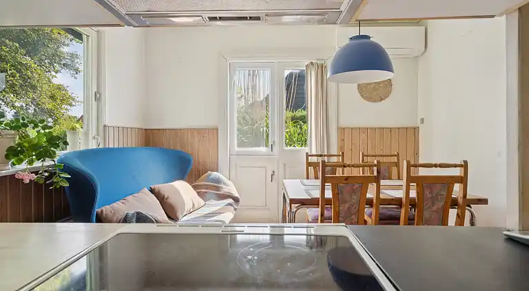 Mysigt landhus nära strand och sjö