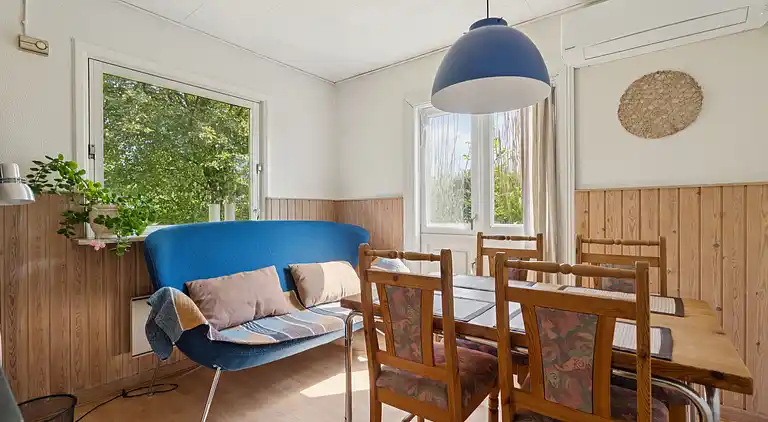 Mysigt landhus nära strand och sjö