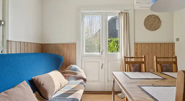 Mysigt landhus nära strand och sjö