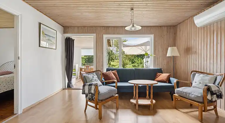 Mysigt landhus nära strand och sjö