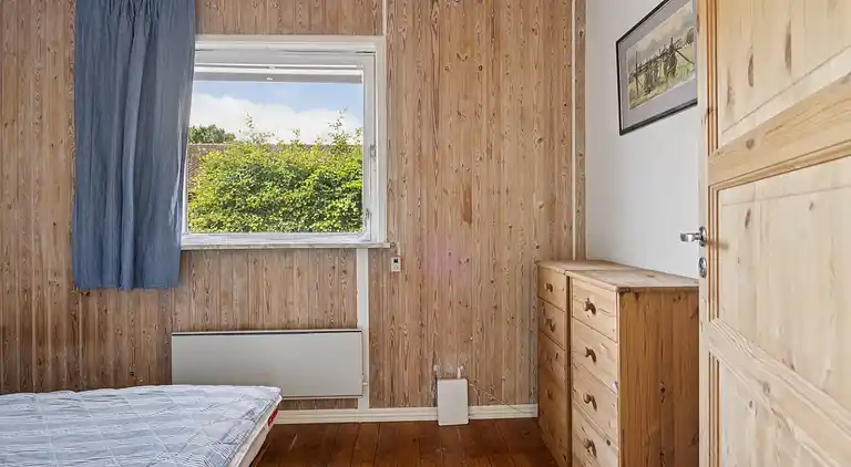 Mysigt landhus nära strand och sjö